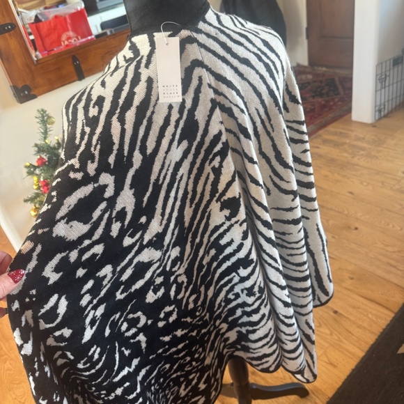 WHITE HOUSE BLACK MARKET BLACK AND WHITE ANIMAL PRINT MIX ONE SIZE FITS ALL WRAP - Picture 5 of 16